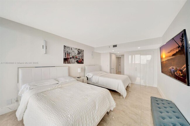 Building Photo - 1717 N Bayshore Dr