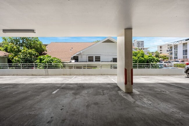 Building Photo - Makiki rental w/parking