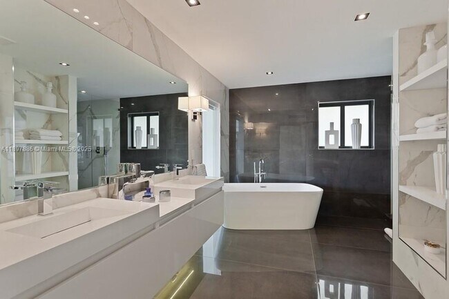 Building Photo - 7972 Biscayne Point Cir