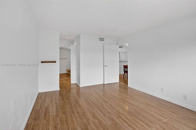 Building Photo - 200 Lakeview Dr