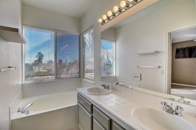 Building Photo - Beautiful 3 Bedroom, 2 Story Home in the Heart of Summerlin!