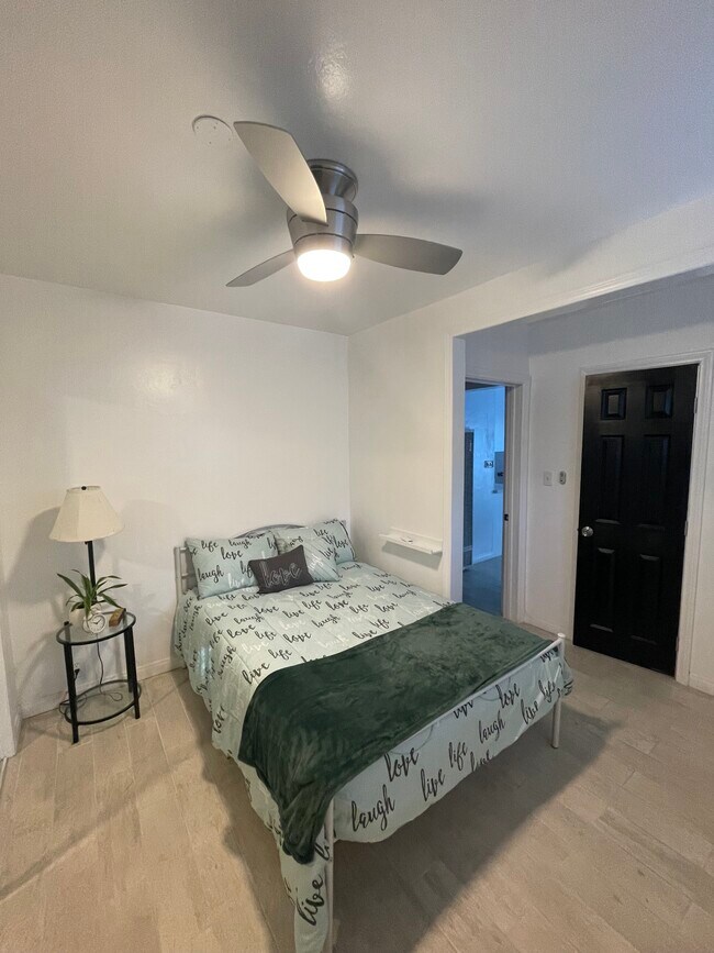 Building Photo - 4374 Overland Ave