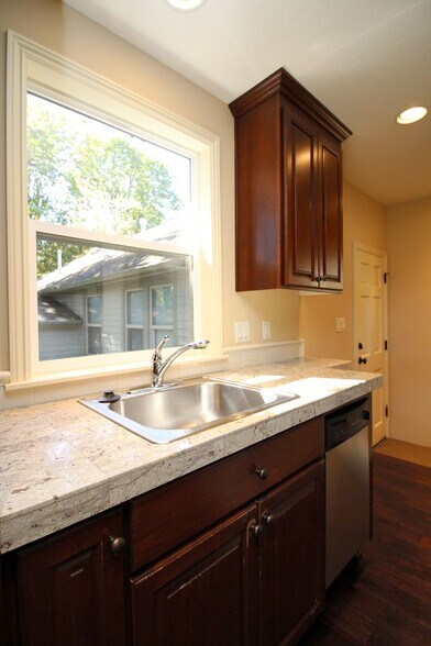 Building Photo - 3328-3328 SW 10th Ave