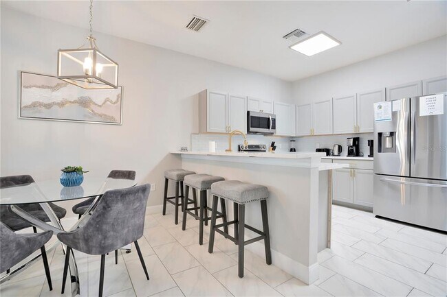 Building Photo - 544 Pineloch Dr