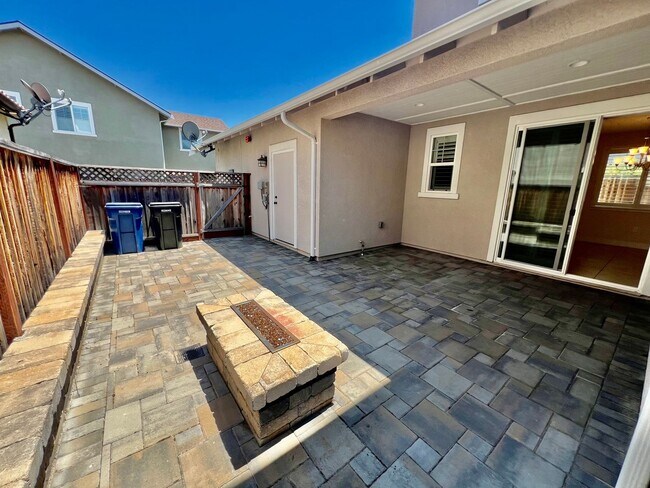 Building Photo - Application Pending! Lovely 4 bedroom 2.5 ...