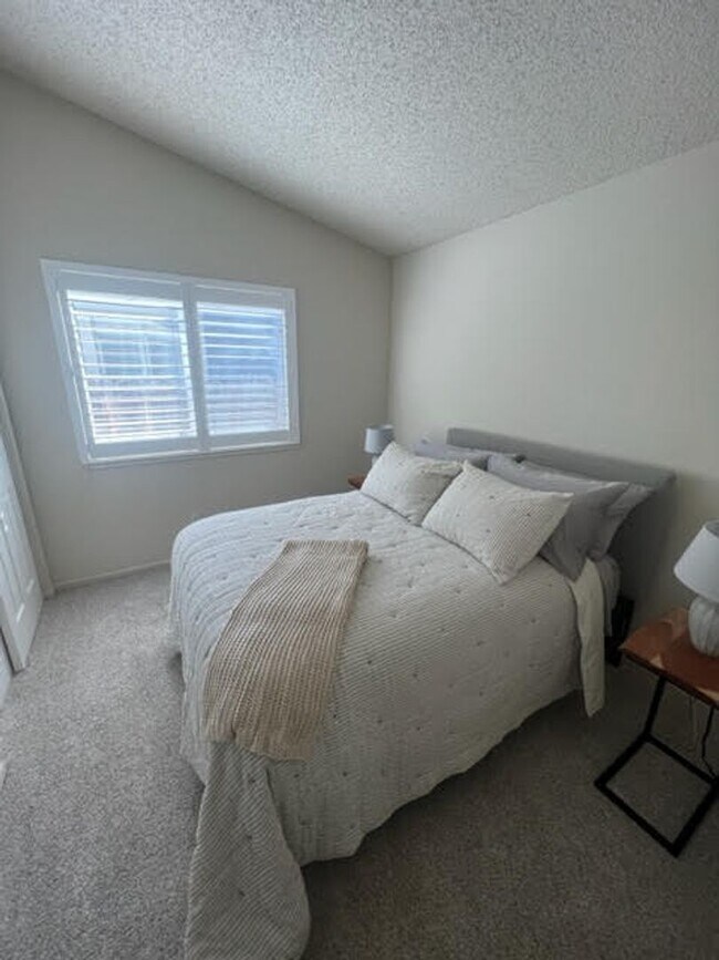 Building Photo - Clean Executive Rental Available Now
