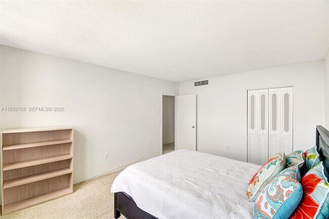 Building Photo - 20100 W Country Club Dr