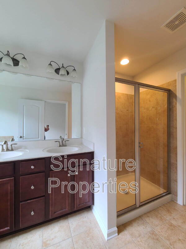 Building Photo - 316 Tree Line Dr