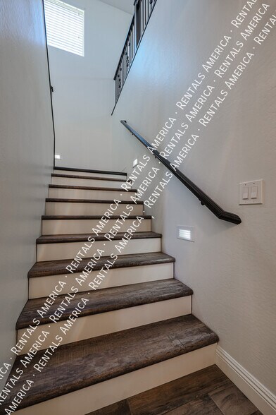 Building Photo - 4121 E Yellowstone Pl