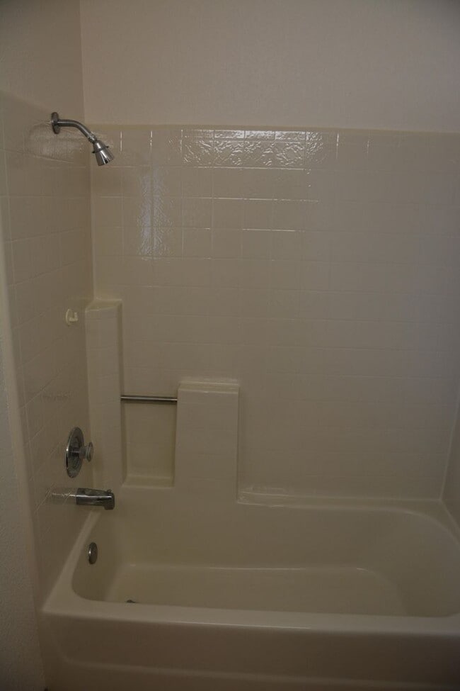 Building Photo - Hillcrest area 2 bedroom, 2 bath with 2 ca...