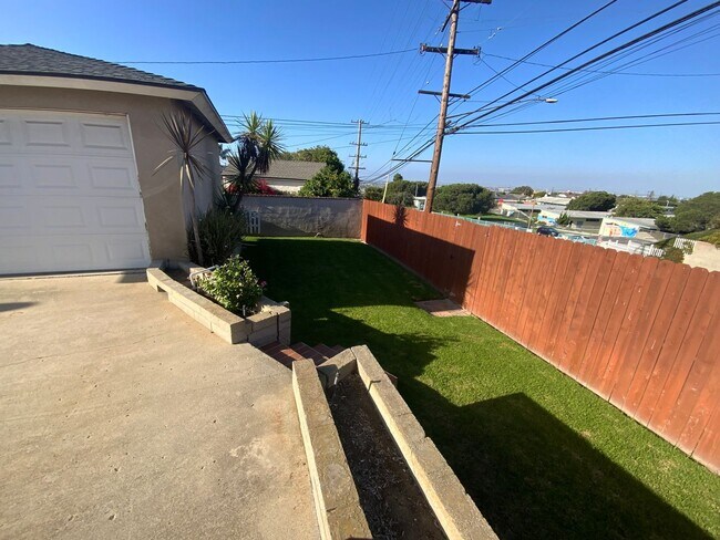 Building Photo - 981 Calle Miramar