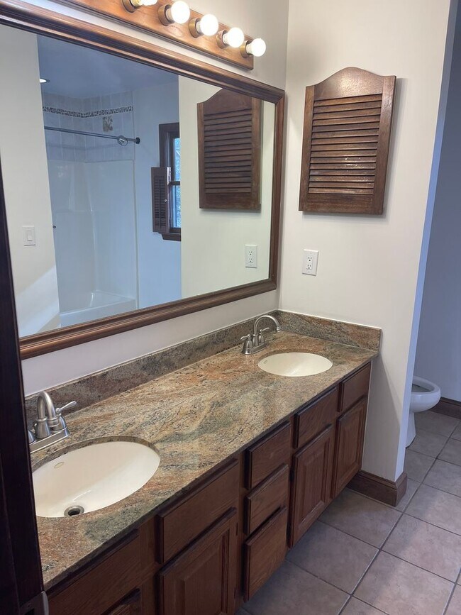 Building Photo - LAKE SHORES