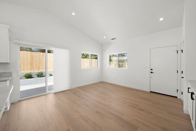 Building Photo - Ramona 319-321