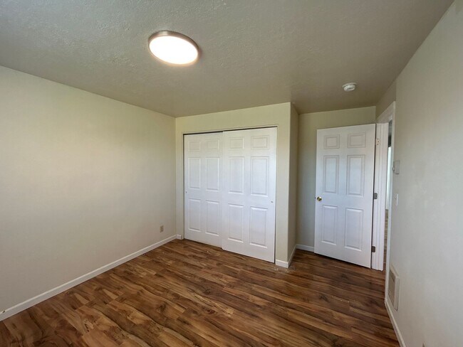 Building Photo - 2855-2855 SW Umatilla Ave