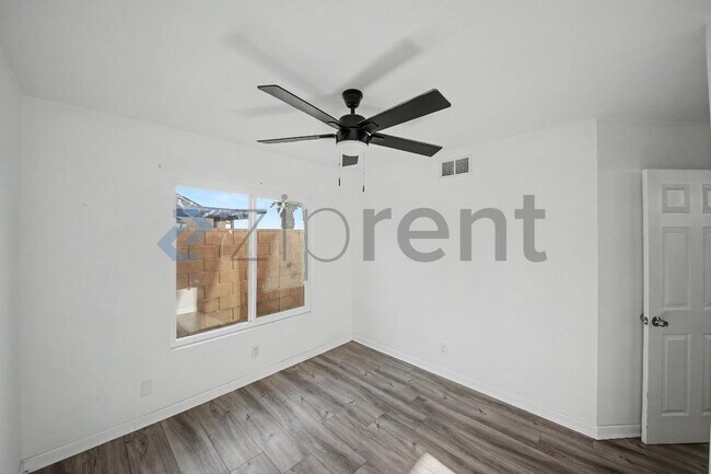 Building Photo - Unit