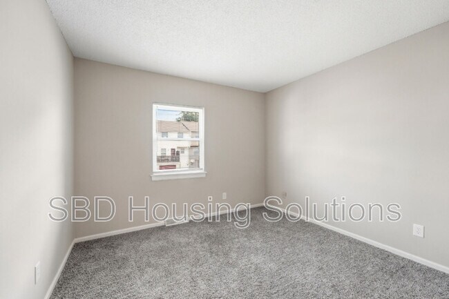 Building Photo - 6601 E 128th St