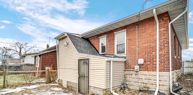 Building Photo - Large Home Totally Remodeled