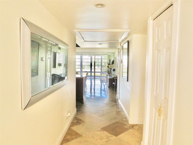 Building Photo - 2601 S Palm Aire Dr