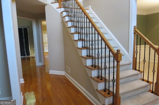 Building Photo - 2205 Crescent Walk