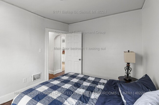 Building Photo - 9171 Bishop-4BR Bungalow - Hardwoods/Updated Kitchen - Yorkshire Woods - 48224