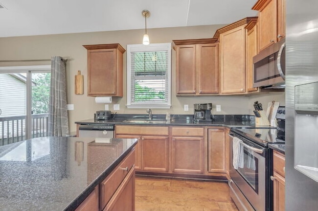 Building Photo - Charming 3-Bedroom Furnished Haven with Co...