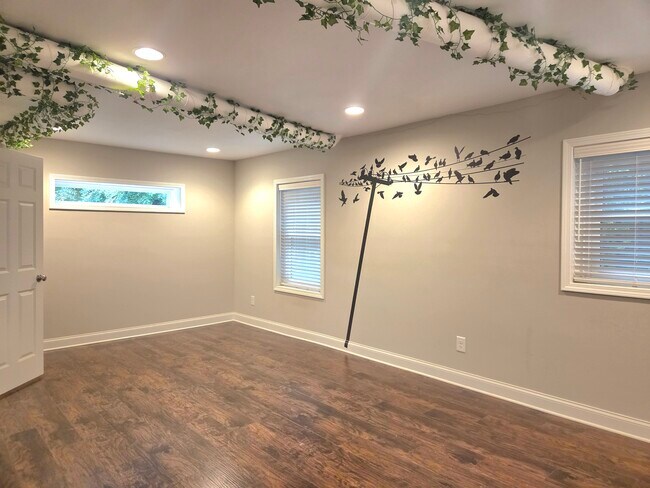 Building Photo - 6126 Netherwood Dr