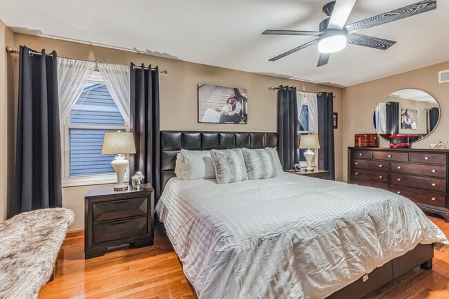 Building Photo - Fully Furnished 4 Bedroom 2.5 bathroom home in Bloomingdale