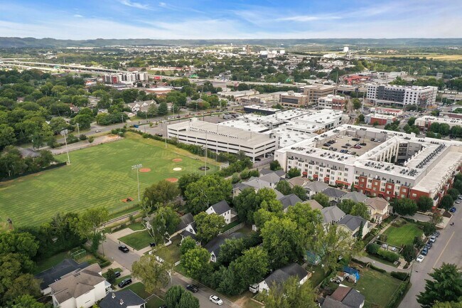 Building Photo - Great price for a huge house! CHARMING Sylvan Heights home 4 Bed 4 Bath. Beautiful private backya...