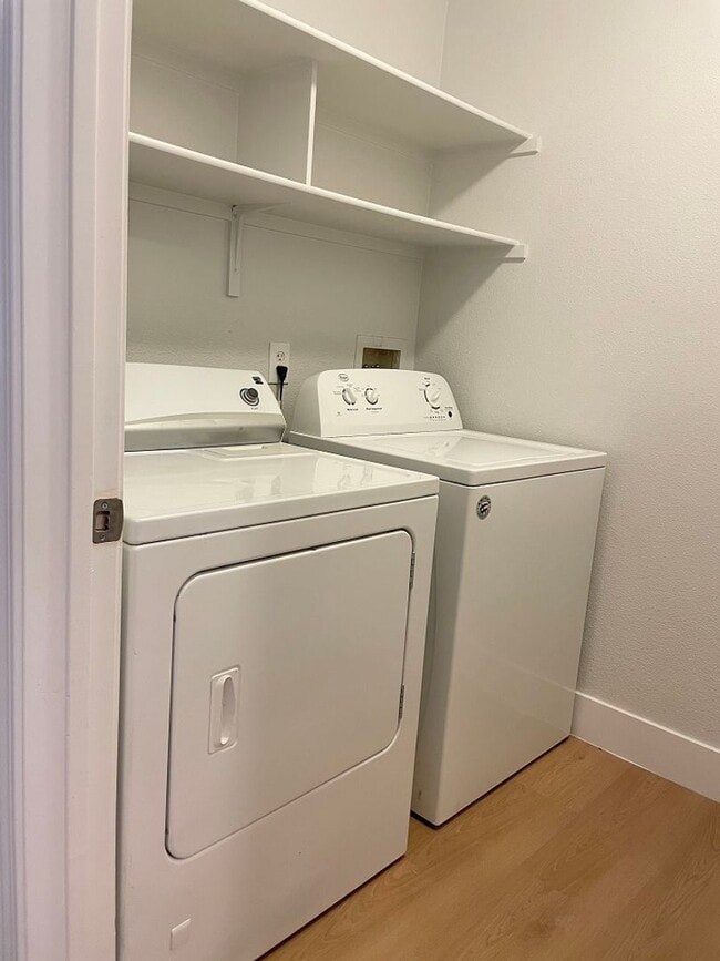 Building Photo - 3 bedroom/ 2 bath condo A Must See