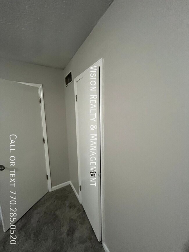 Building Photo - 5842 Oak Ct