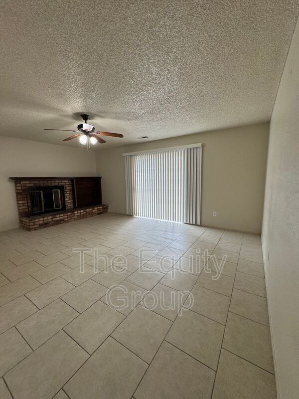 Building Photo - 1009 W Laura Ave