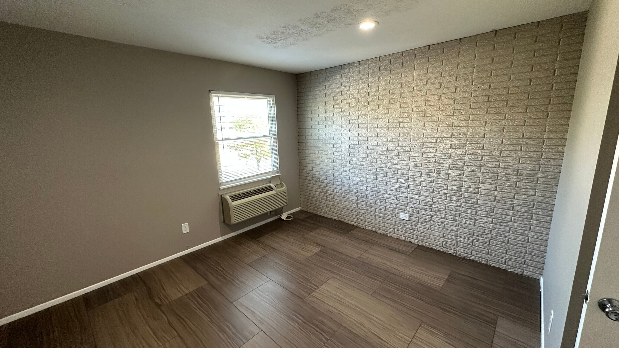 Building Photo - 4012 DuPont Cir