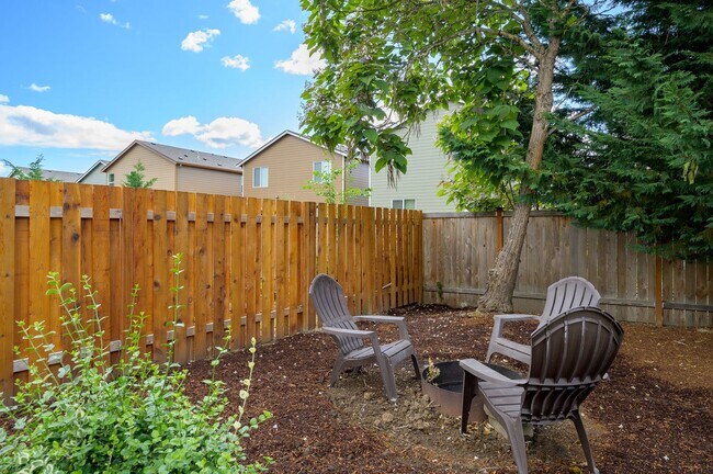 Building Photo - Large 3 Bed, 2.5 Bath Home in McMinnville-...