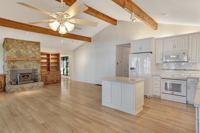 Building Photo - 11090 Lakeside Dr