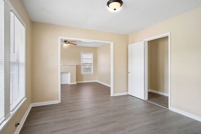 Building Photo - Close to Local Amenities and Downtown