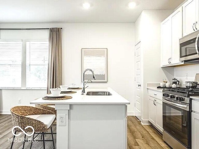 Building Photo - 6452 Hawthorne Dr