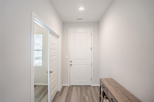 Building Photo - 301 Elm Br Trl