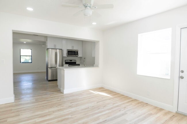 Building Photo - 924 NW 11th Ct