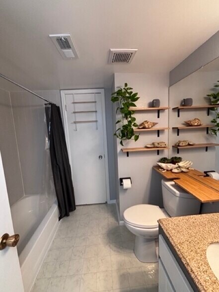 Main bathroom - 3250 Oneal Cir