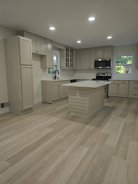 Building Photo - 2347 Greenway Dr