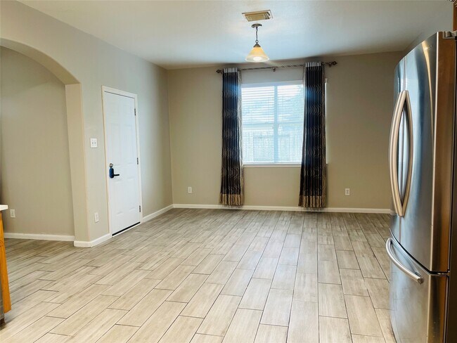 Building Photo - 2111 Castle Gardens Ln