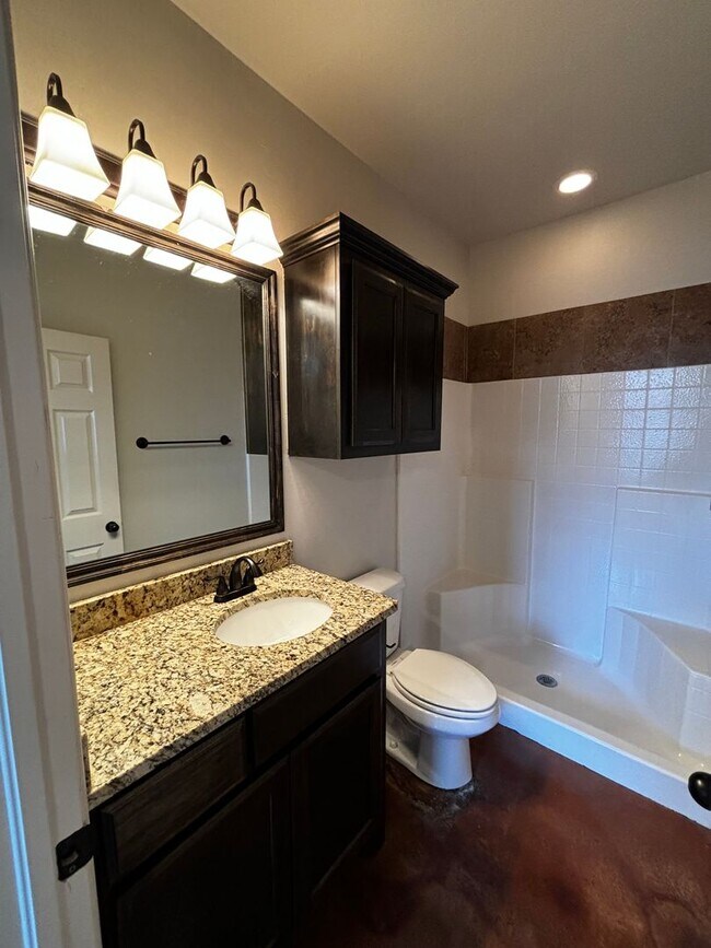 Building Photo - Move in Special!! 3BR 2BA duplex with 2 ca...