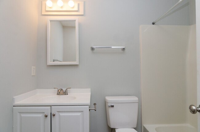 Building Photo - 819 Varsity Dr