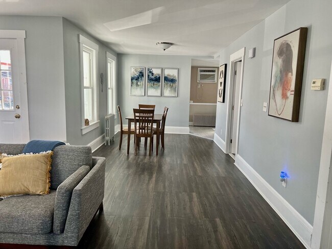 Building Photo - 596 Beacon St