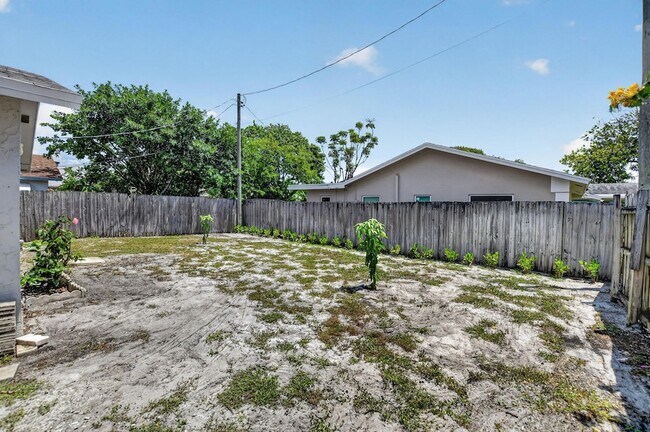 Building Photo - 6420 N Dixie Hwy