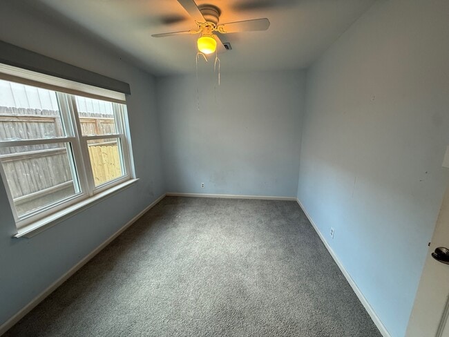 Building Photo - 7 Maple Ln