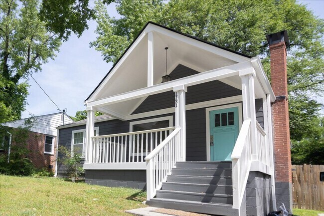 Building Photo - Newly Renovated 3/2 Feet From Atlanta Belt...