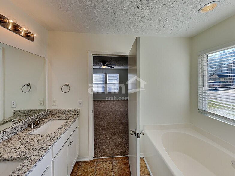 Building Photo - 1008 Montrose Dr