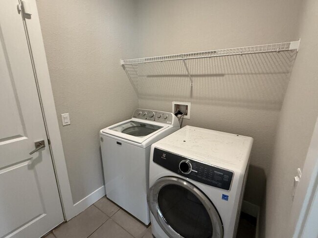 Building Photo - 105 Zinnia Ln