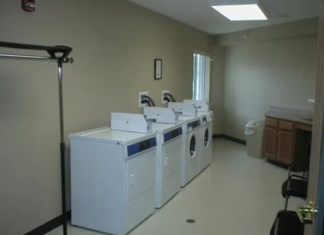 Building Photo - 2003 Cedar St